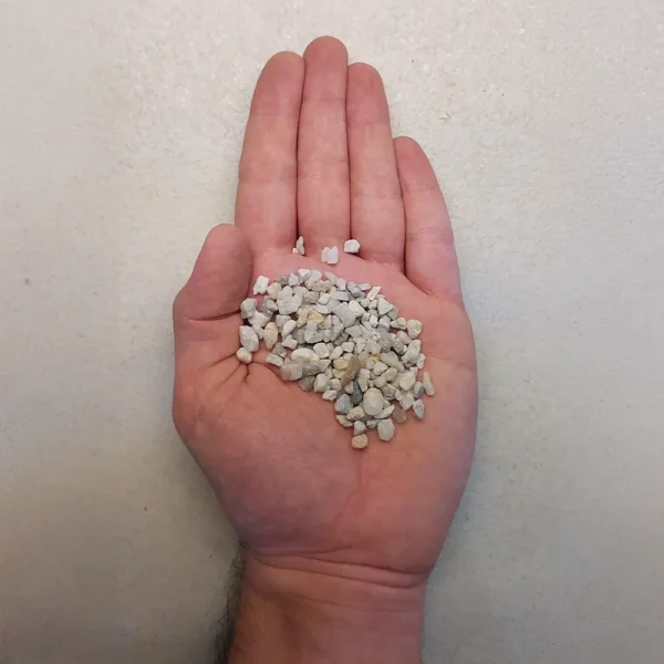 AquaDella Gravel Light Coarse Widok na dłoni